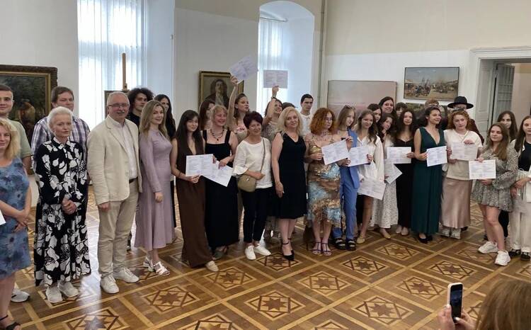 СВЯТО МИСТЕЦТВА І МОЛОДОСТІ: ВРУЧЕННЯ ДИПЛОМІВ ВИПУСКНИКАМ ЗАКАРПАТСЬКОЇ АКАДЕМІЇ МИСТЕЦТВ