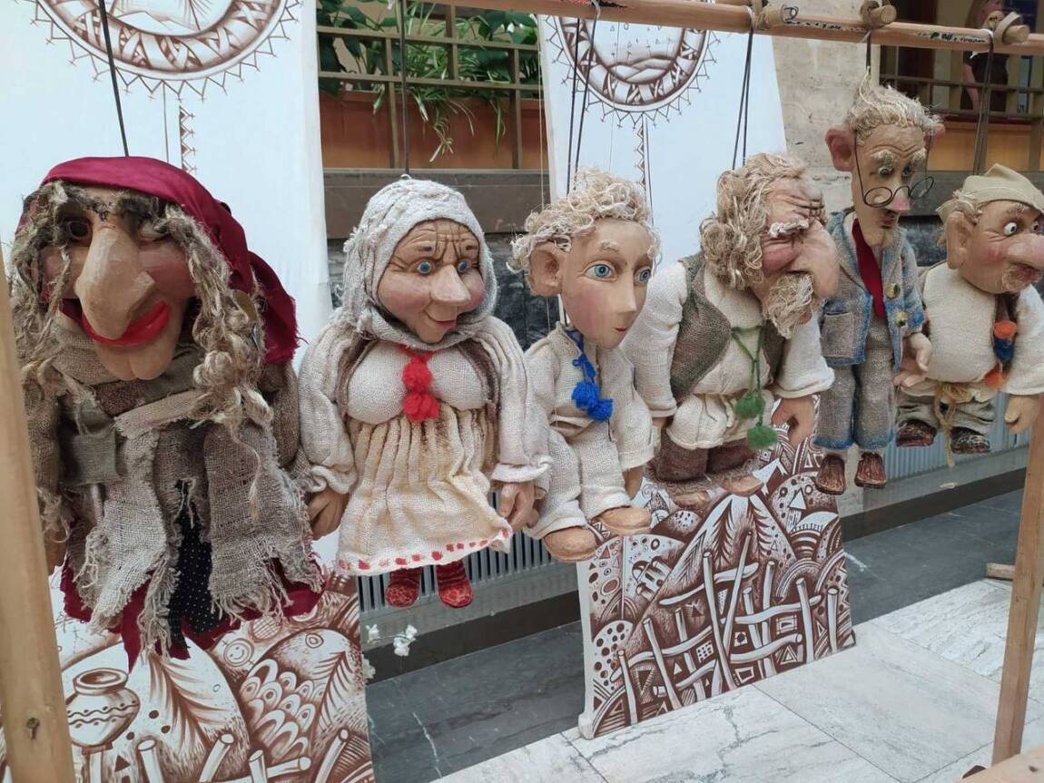 Студенти Закарпатської академії мистецтв відвідали виставку до 45-річчя театру ляльок